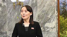 北韓金與正在板門店移交金正恩哀悼李姬鎬花圈北韓領導人胞妹金與正（右）12日在板門店北韓轄區「統一閣」，向南韓青瓦台國家安保室長鄭義溶（中）轉交北韓領導人金正恩悼念南韓前總統金大中夫人李姬鎬的花圈。（南韓統一部提供）中央社記者姜遠珍首爾傳真  108年6月13日