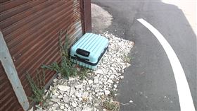 彰化縣溪湖鎮大政三街與地政51巷口，行李箱裝祖先牌位，溪湖鎮大突里長謝章啟，(圖／翻攝畫面)