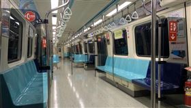 獨／全員防疫直擊！捷運板南線人少、記者會發「手套」防疫（圖／記者陳宜加攝影）