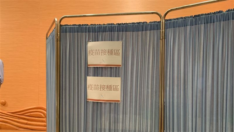 怕學生暈針　醫護出動布簾還要給抱抱