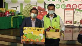劉櫂豪認購台東釋迦力挺台灣水果中國宣布暫停台灣釋迦輸入，衝擊即將上市的釋迦產業，農委會成立「好釋連蓮」預購平台，民進黨立委劉櫂豪（左）認購台東釋迦，力挺台灣水果。右為農委會主委陳吉仲。（劉櫂豪提供）中央社記者盧太城台東傳真  110年9月24日