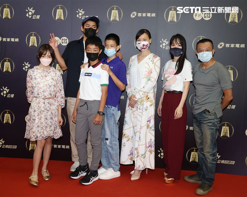 天橋上的魔術師導演楊雅吉吉、演員林傑宜、朱軒洋、李奕樵、孫淑媚、黃舒湄、羅謙紹出席公視金鐘入圍茶會。（記者邱榮吉/攝影）