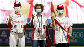 球員吳東融、聖克里斯多福及尼維斯大使 查絲敏·哈菁絲、蔡炳坤副市長。（圖／味全龍提供）