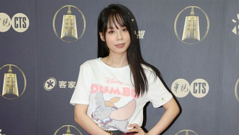 頭皮掉下來　準視后一抓滿手掉髮崩潰