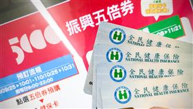 振興五倍券超商開放共同綁定（1）振興五倍券22日上午9時開放數位綁定及部會加碼券抽籤登記，民眾也可持健保卡到超商事務機辦理共同綁定，共同綁定時間到10月1日為止。中央社記者王騰毅攝  110年9月22日