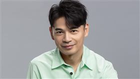 Lara梁心頤直播群體眼交，阿Ken秀肌肉撩妹：「讓你整晚睡不著！」 
新湃傳媒 提供