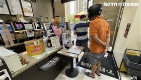 ▲5倍券超商預約首日出現排隊預約的民眾。（圖／鍾釗榛攝影）