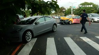 計程車疑搶黃燈！攔腰撞上百萬電動車