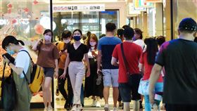 中秋連假第3天　百貨現人潮（2）中秋節4天連續假期，各景點湧現人潮，不少民眾20日到台北東區百貨公司逛街購物，人潮進進出出。中央社記者鄭傑文攝　110年9月20日
