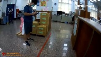 兒買毒沒付錢遭押　父接詐騙電話急了