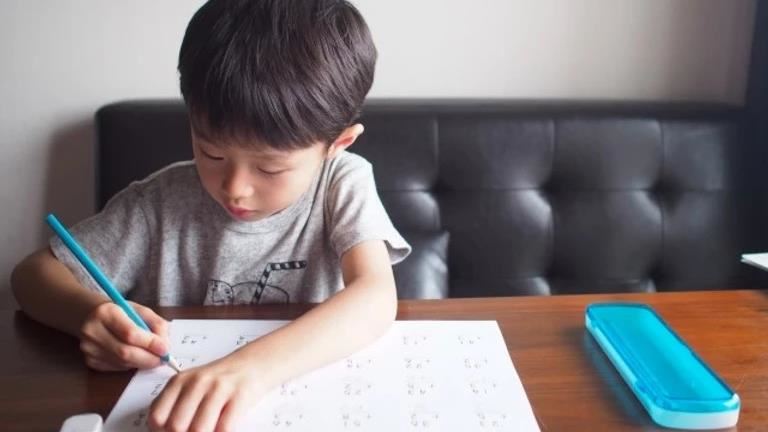 孩子寫反字怎辦？語言治療師分享三招