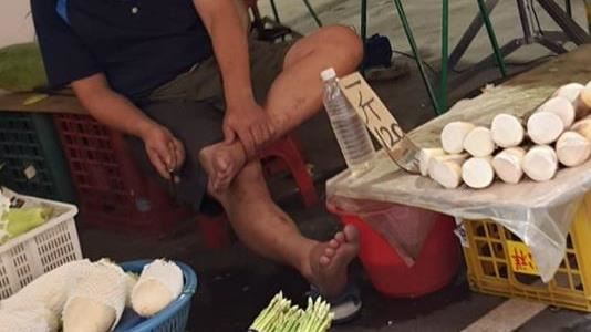菜攤老闆拿竹筍削刀刮腳皮　路人嚇傻