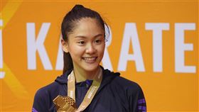 全運會女子空手道第2量級　文姿云摘金110年全國運動會女子空手道第2量級賽程25日登場，奧運銅牌好手文姿云代表台北市隊出征，一路連贏3場奪金，頒獎後開心秀出金牌留影。中央社記者徐肇昌攝　110年9月25日