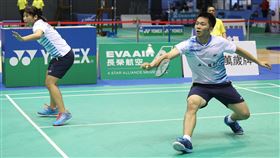 李洋李芷蓁兄妹搭檔　全國排名賽混雙奪冠2020第2次全國羽球排名賽23日為甲組最後一天賽程，相隔多年再度合體的兄妹檔李洋（右）、李芷蓁（左）出征混雙賽事，勇奪冠軍，讓兩人都直呼意外。中央社記者黃巧雯攝　109年8月23日