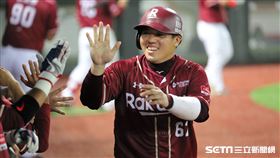 ▲樂天桃猿捕手嚴宏鈞跑回追平分。（圖／記者劉彥池攝影）