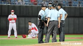 ▲味全龍陳品捷趁暴投上三壘被判出局，總教練葉君璋已經沒有挑戰權，詢問主審能否主動審視重播畫面，裁判開會後同意。（圖／記者劉彥池攝影）