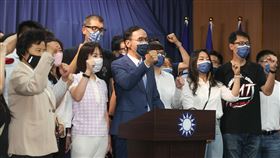 朱立倫高喊國民黨加油國民黨主席選舉結果25日晚間揭曉，候選人、前黨主席朱立倫（前中）得票突破8萬張，篤定當選，他晚間在中央黨部發表談話宣布勝選，並和眾人合影、高喊國民黨加油。中央社記者謝佳璋攝  110年9月25日