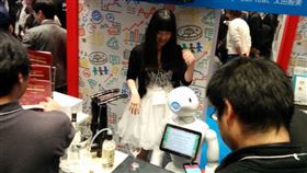 ▲太田智美與Pepper。（圖／翻攝自太田智美推特）