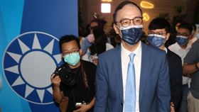 國民黨主席選舉　朱立倫呼籲團結（2）國民黨主席選舉25日投開票，候選人朱立倫（前）至晚間近7時的得票數已突破8萬張，篤定當選。朱立倫晚間現身黨中央發表談話，宣布勝選，並表示希望大家都能團結在一起。中央社記者謝佳璋攝  110年9月25日