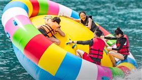 ▲ 南澳的水域已經開放了，提供多樣化的水上活動設施，還可以搭著帆船出遊，體驗南澳的在地美食。（圖／翻攝自八戒部落頻道）