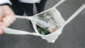 女孩撿瓶子賣錢，(圖／Pexels)