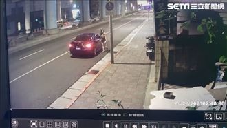 直播主皮夾掉路邊　黑衣男踢角落撿走