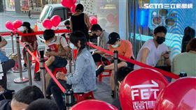 遠傳於9/24日開賣iPhone 13系列手機，舉辦實體開賣活動，雖然適逢疫情，但仍有許多果粉衝首購搶新機（圖／讀者提供）