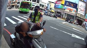 台中市正義派出所，61歲老翁，中暑頭暈，還要點飲料 青茶無糖去冰 (圖/警方提供)