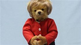 ▲梅克爾與梅克爾泰迪熊。（圖／翻攝自赫爾曼推特）