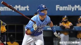 ▲富邦悍將捕手戴培峰安打送回超前分。（圖／記者劉彥池攝影）