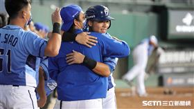 ▲富邦悍將外野手申皓瑋跑回超前分。（圖／記者劉彥池攝影）