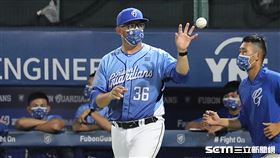 ▲富邦悍將投手教練布魯斯上場換投。（圖／記者劉彥池攝影）