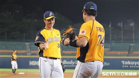 ▲中信兄弟終結者李振昌和一壘手許基宏擊掌慶祝勝利。（圖／記者劉彥池攝影）