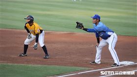 ▲富邦悍將一壘手范國宸，中信兄弟游擊手江坤宇。（圖／記者劉彥池攝影）