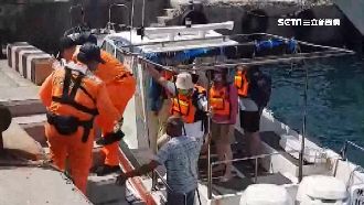 遊艇擱淺民眾待援　水上摩托車分批救