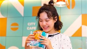 ▲菱格香菠蘿從美味麵包到繽紛色調外包裝，擄獲新世代關注。（易俊帆／攝影）