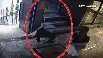 牽孩上樓口袋掉5千　陌生男6秒撿走