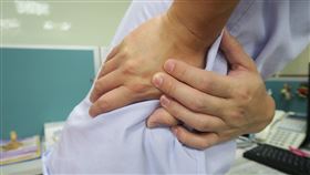 醫師提醒，除非有心臟或腎臟方面的疾病必須控制用水量，一般人就是要多喝水，避免缺水而導致結石，也能促進新陳代謝。（圖／翻攝自衛福部彰化醫院粉專）