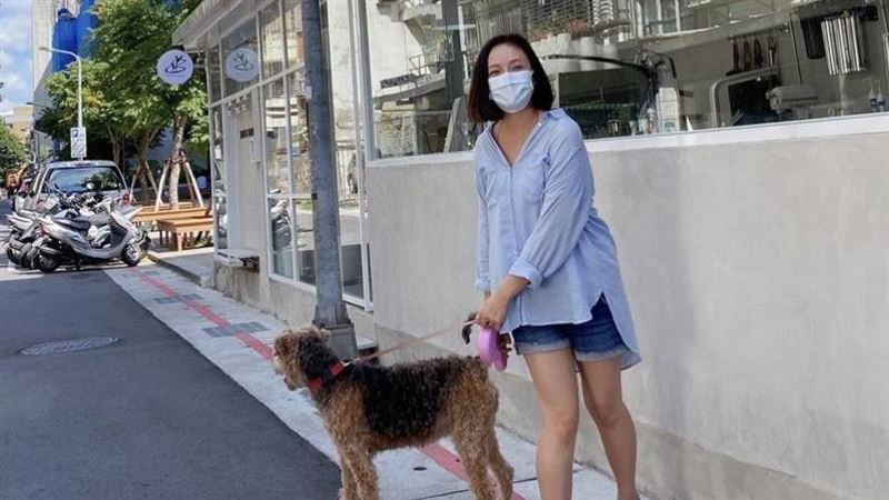 50歲女星遛狗現真面目　網嚇喊少女