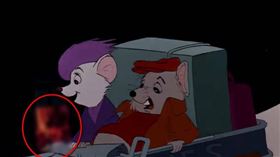 ▲迪士尼1977年發售的電影中藏有一幅裸女海報。（圖／翻攝自YouTube）