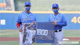 ▲富邦悍將林益全達成生涯1800安，總教練洪一中頒獎。（圖／記者劉彥池攝影）