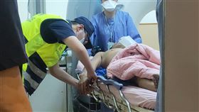 苗栗三義街頭警匪追逐，通緝犯試圖撞警，中彈送醫 (圖/翻攝畫面)