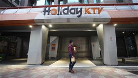 指揮中心對KTV解封暫未討論中央流行疫情指揮中心指揮官陳時中15日表示，因應國內陸續出現群聚事件，20日後疫情警戒不降級，但會鬆綁防疫規定，盼讓生活更正常，至於KTV是否解封暫未討論。中央社記者徐肇昌攝  110年9月15日