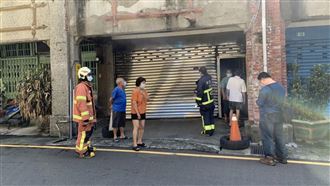 油門當煞車踩！　49歲婦開車撞民宅