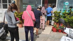 皮膚紅腫發癢難耐  澎湖醫療院所大排長龍澎湖近日接連傳出有民眾出現皮膚紅腫發癢情況，27日醫療院所大排長龍。（民眾提供）中央社   110年9月27日