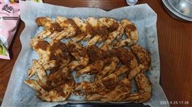 網友到賣場買了18隻雞翅，發現竟剛好全是左翅，感到相當困惑。（圖／翻攝自《爆廢公社二館》）