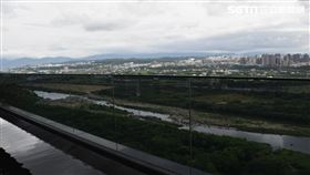 李晶晶現身新竹豪宅名發天琚。(圖/記者陳韋帆攝影)