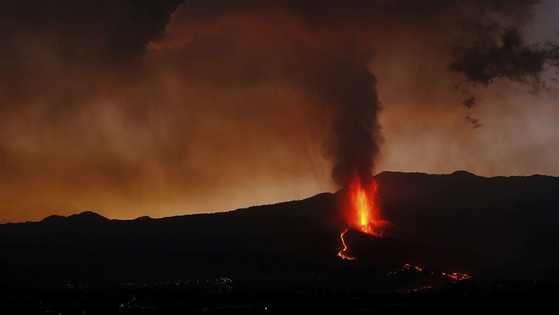 西火山噴發後機場重啟　航班仍取消