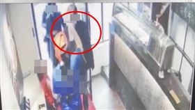 ▲知名麵店女員工忙中出錯，誤把酒精當額溫槍噴灑林姓教授臉部。（圖／翻攝畫面）