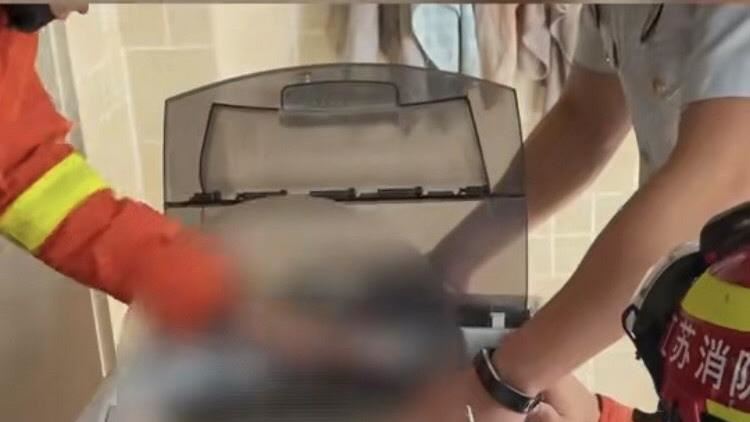 兒卡洗衣機！母先拍影片　網：不行嗎